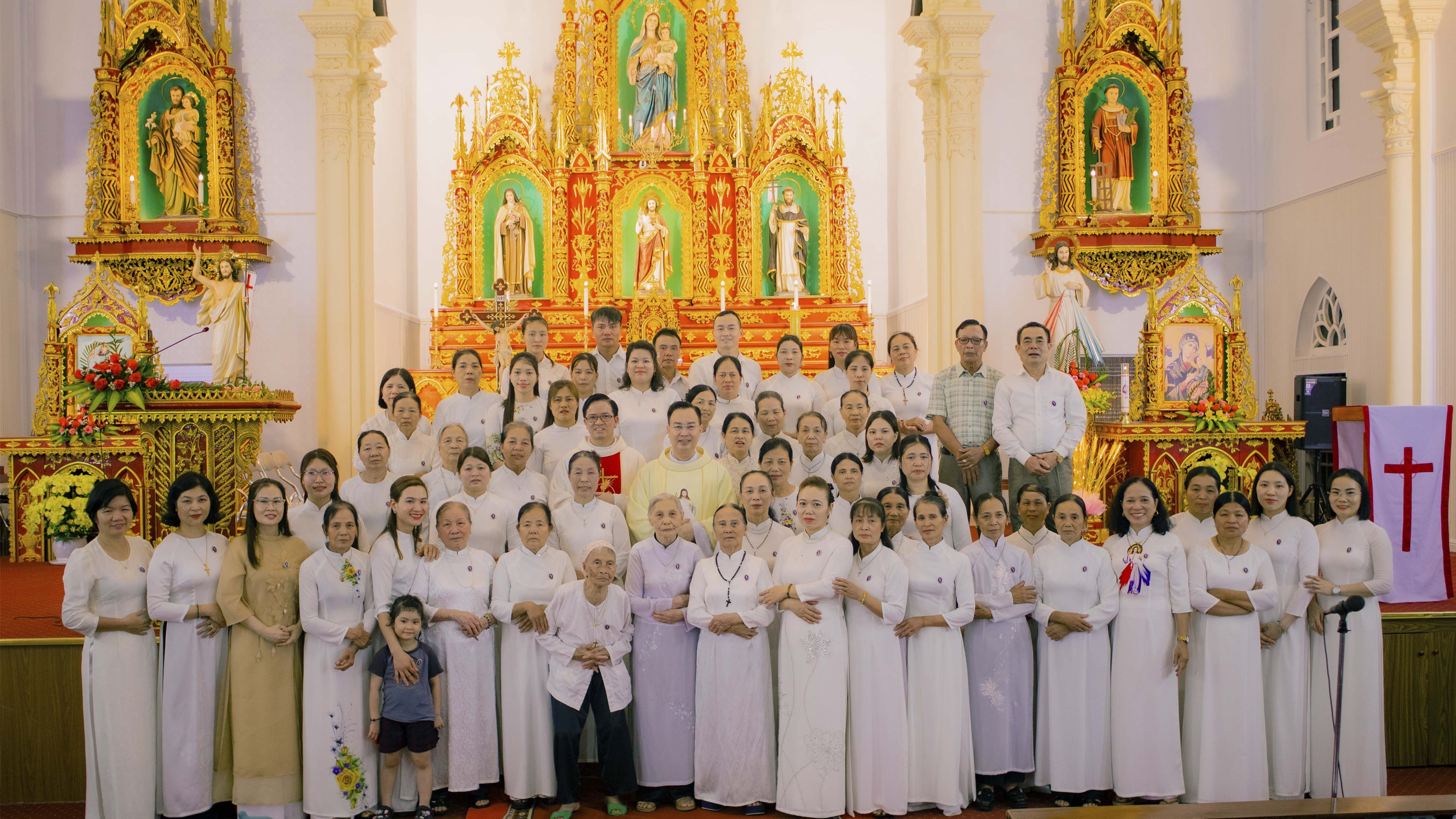 Giáo xứ Phần Lâm: Thánh lễ ra mắt Ban Chấp Hành và tuyên hứa Hội Lòng Chúa Thương Xót